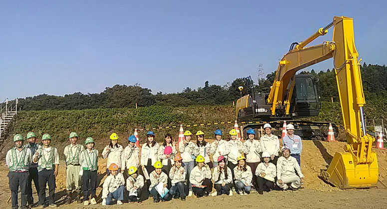 富山大学都市デザイン学科部等の女子学生が工事現場を見学